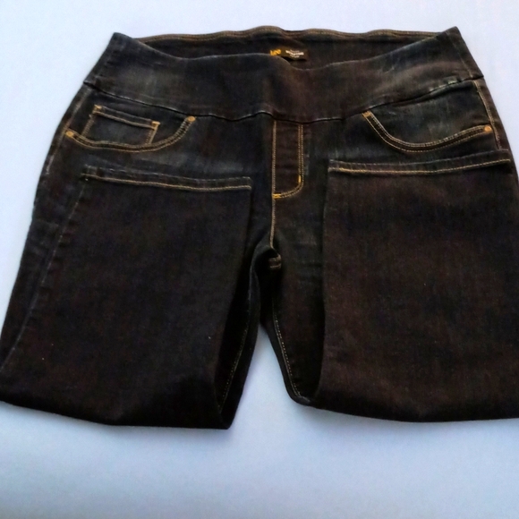Lee's Sculpting Mid Rise Capri Jeans - Picture 2 of 5